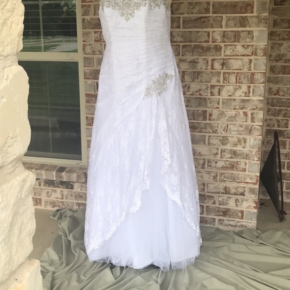 David’s Bridal White Beaded Lace Tulle Strapless Wedding Gown Dress - Picture 7 of 16